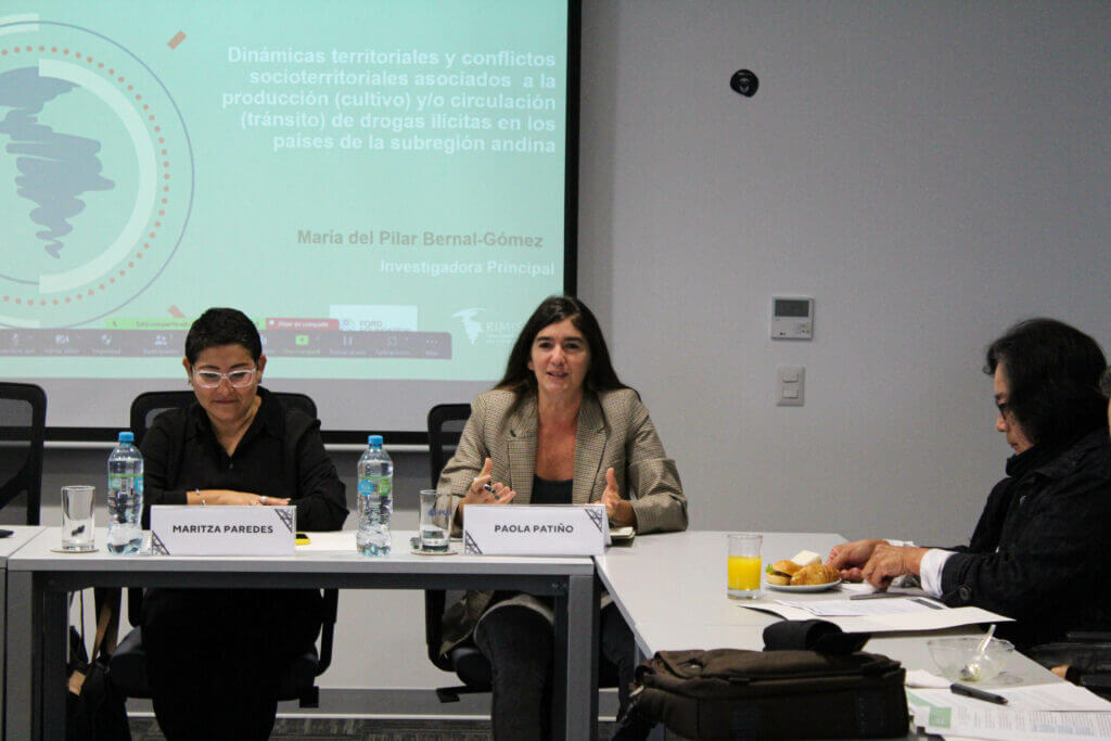 La investigadora Maritza Paredes al lado de nuestra directora, Paola Patiño. Al lado derecho, la profesora Martha Rodriguez.